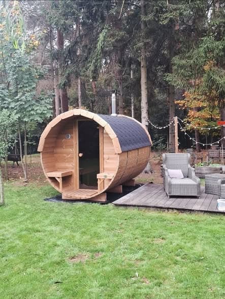 Barrelsauna onder de bomen